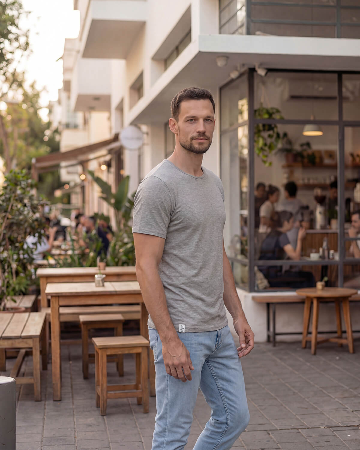 טישרט מבמבוק אפור כהה לגבר בגזרה קצרה