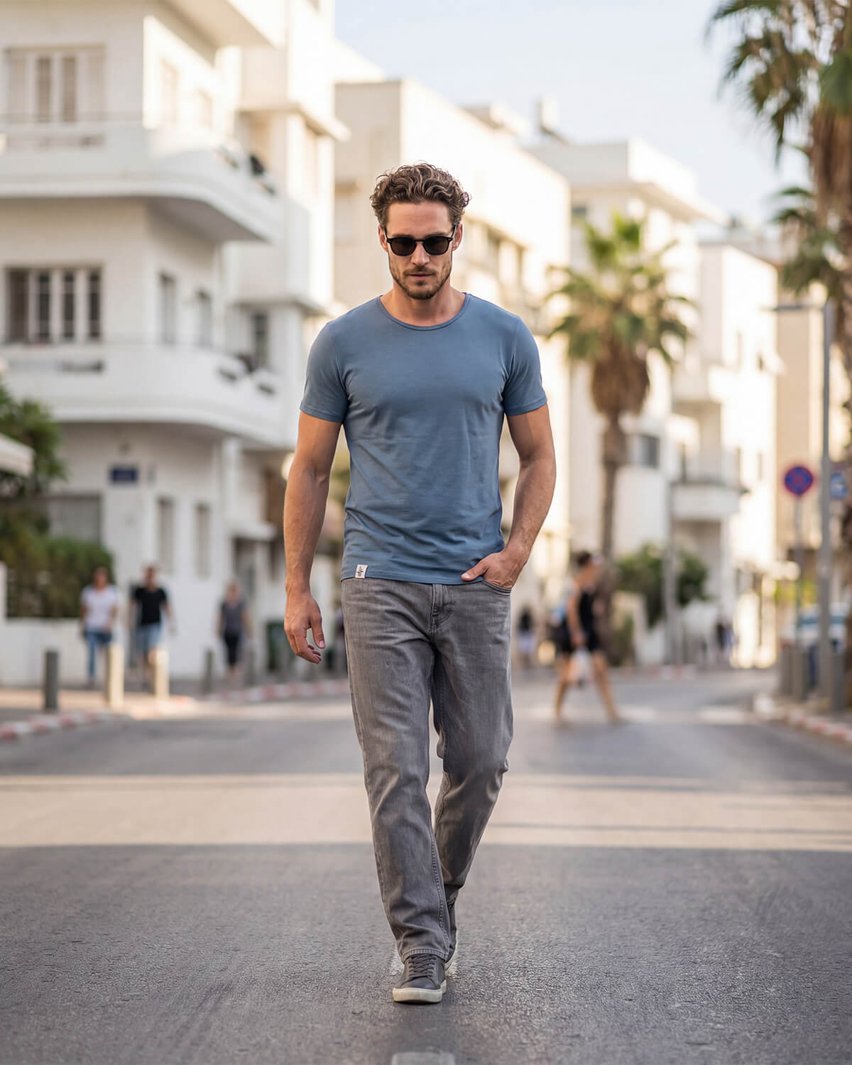 חולצת במבוק לגבר בצבע כחול צווארון דק