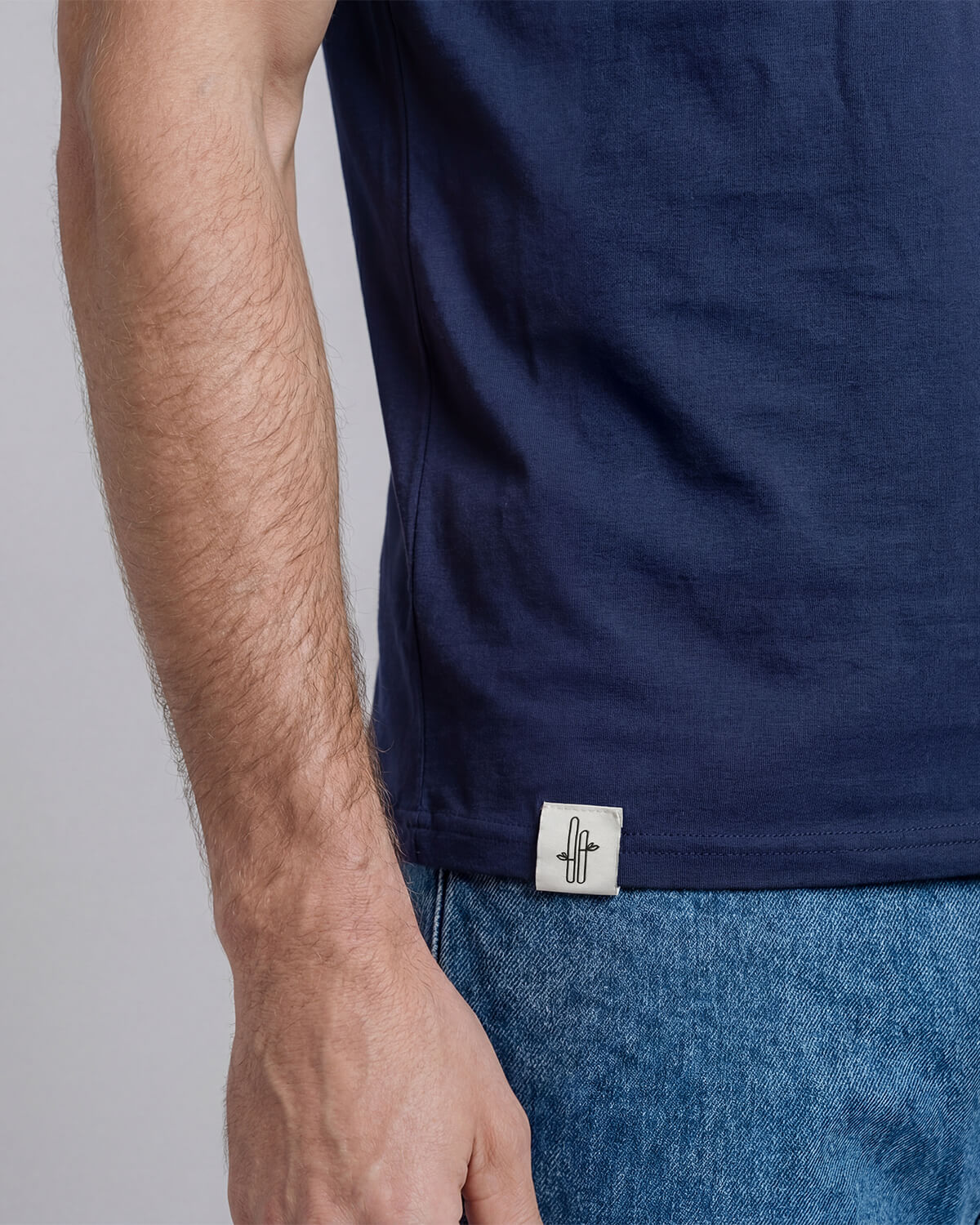 חולצת במבוק אנטי בקטריאלית נייבי לגבר