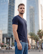 חולצת במבוק לגבר בצבע נייבי צווארון V