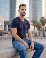 חולצת טי מבמבוק בצבע נייבי לשימוש יומיומי