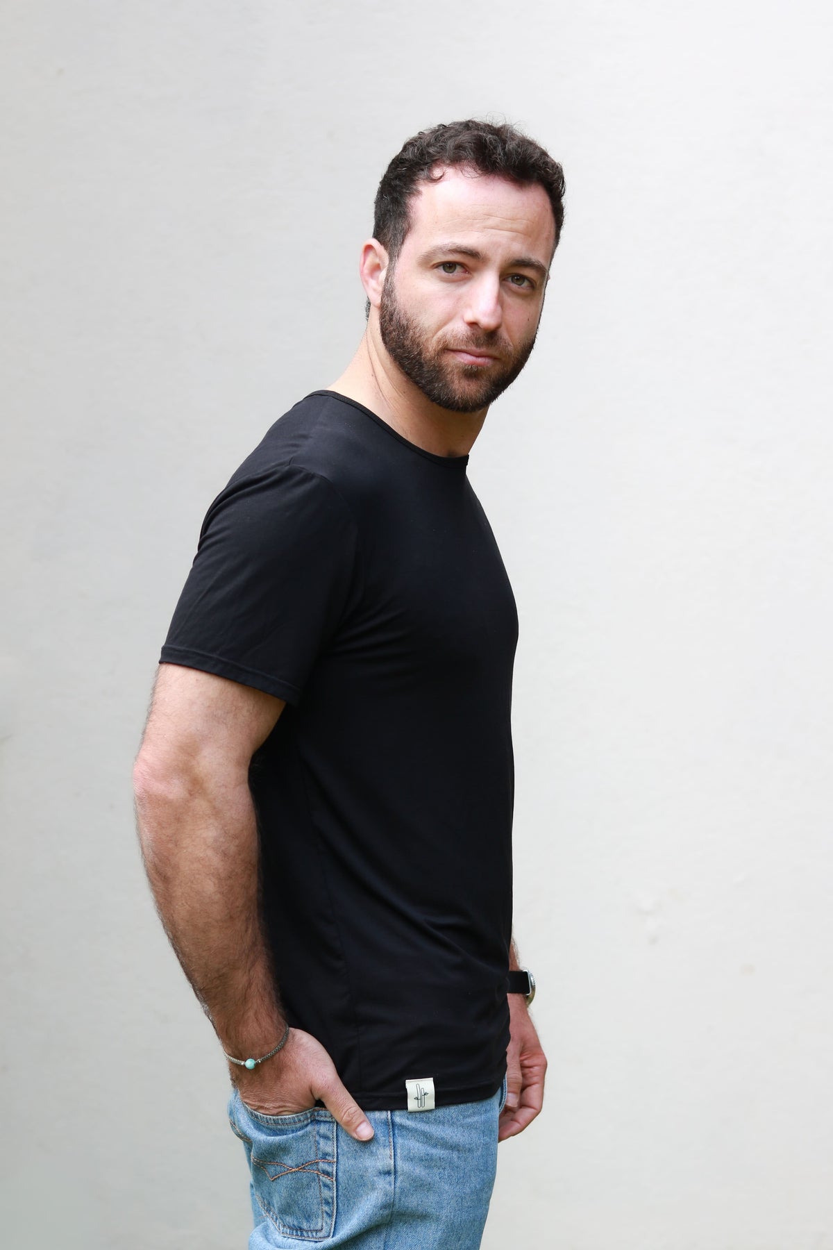חולצת במבוק לגבר בצבע שחור צווארון דק