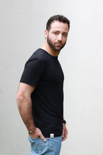 חולצת במבוק לגבר בצבע שחור צווארון דק