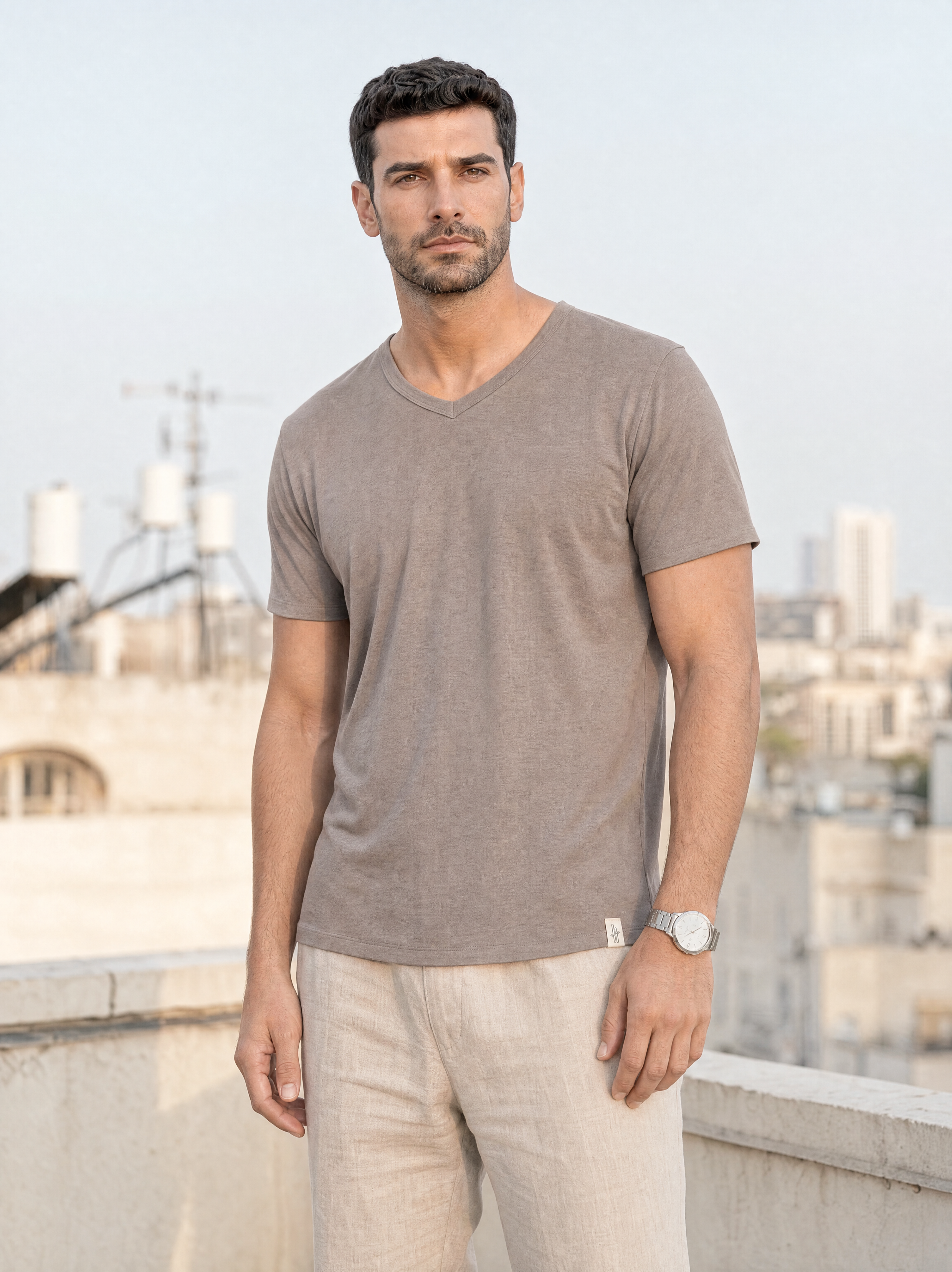 חולצת במבוק | צווארון וי | חום - דוגמן